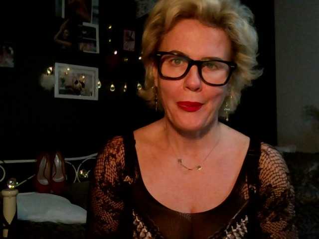 Nuotraukos AdeleMILF69 top off 200 tkns,PVT's on,lovense on, squrting show , striptease and more