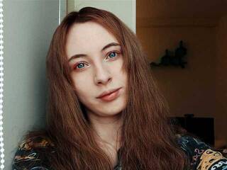 Erotinis vaizdo pokalbis AdelinaCowell