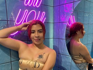 Erotinis vaizdo pokalbis Adara-Monroe