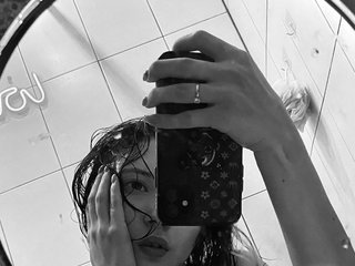 Erotinis vaizdo pokalbis Adri-curly