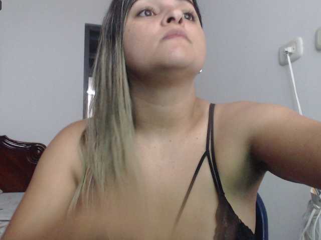 Nuotraukos ADHARA_ hello everybody !play with me daddy.... no panties #blonde #sub #squirt