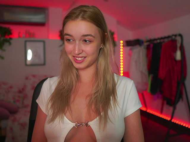 Nuotraukos AlexisTexas18 Hi! I am Alexis 19 yrs old teen, with perfect ass, nice tits and very hot sexy dance moves! Lets have fun with me! Water on my white T-shirt at goal!