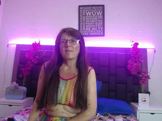 Nuotraukos amanda-mature I'm #mature a little hot, if you have fantasies about older women you can fulfill them with me #hairy #skinny #fingering