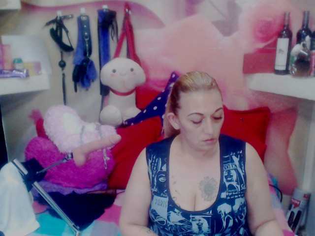 Nuotraukos annysalazar I want to premiere my new toy come help me achieve my goal 100 tokens