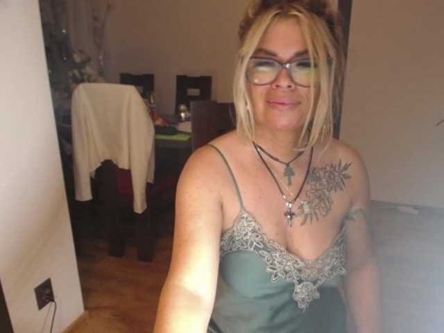 Nuotraukos ArianeSexy Hello! Sexy milf here. TIP ME FOR FOLLOW.