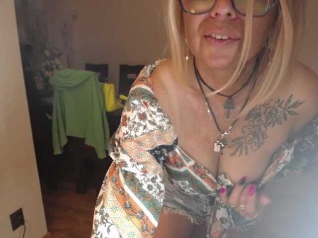 Nuotraukos ArianeSexy Hello! Sexy milf here. TIP ME FOR FOLLOW.