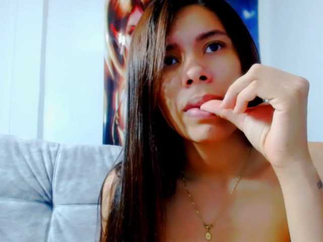 Nuotraukos Ashly95 #lovens#latina#natural#pussy hi guys play with me toy ITACHI