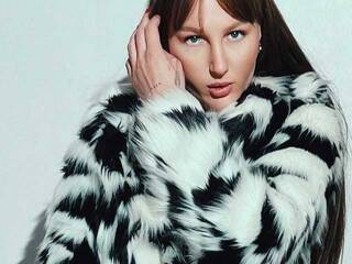 Erotinis vaizdo pokalbis AtanaWillis