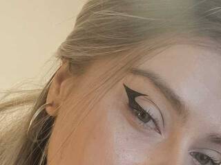 Erotinis vaizdo pokalbis Babbylunna