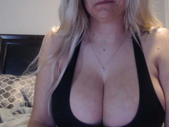 Nuotraukos brianna_babe tip for pussy vibrations, @remain countdown for boobs..202tkns to start private
