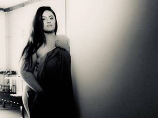 Erotinis vaizdo pokalbis BustyLeyla