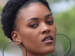 Erotinis vaizdo pokalbis Carry-Brie