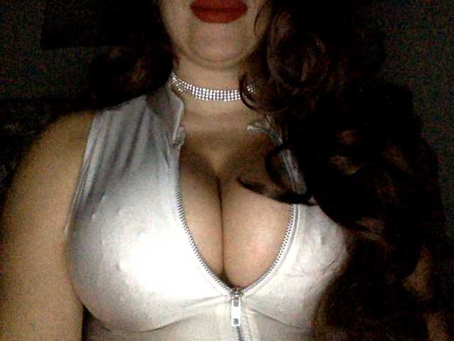 Nuotraukos CassieBambi Queen of REAL Boobs, 495 tokens more to See them.. ready boys 1st time!