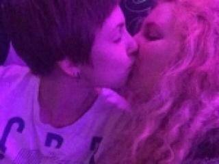 Erotinis vaizdo pokalbis chlorid