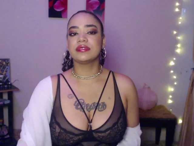 Nuotraukos curlyMegan Welcome to my room i am back!! topless at goal 444 left, thank you for be nice. Check my tip menu and games :) :love