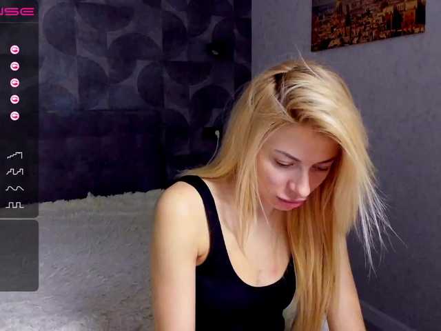 Nuotraukos cuteblond122 Hi. I'm new here and I need fun and your attention and coins) I'm here for you)