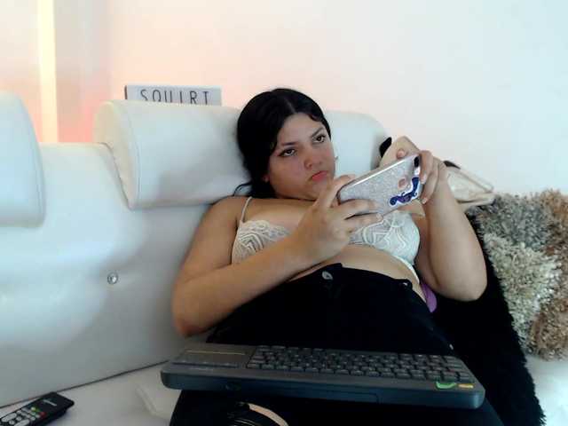 Nuotraukos DakotaJhonson hi guys i'm new to this there is no one home come play with me #latina #curvy #teen #bbw