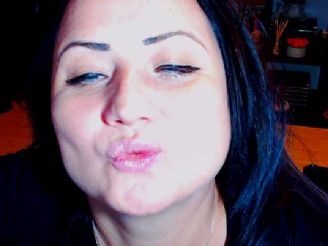 Transliacijos ekrano nuotraukos KinkyDomina