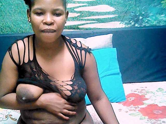 Nuotraukos ebonygold92 hlw everyone lets have funs guys mess my room with tokens thank u....