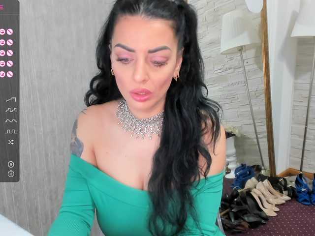 Nuotraukos ElisaBaxter Hot MILF!!Ready for some fun ? @lush ! ! Make me WET with your TIPS !#brunette #milf #bigtits #bigass #squirt #cumshow #mommy @lovense #mommy #teen #greeneyes #DP #mom