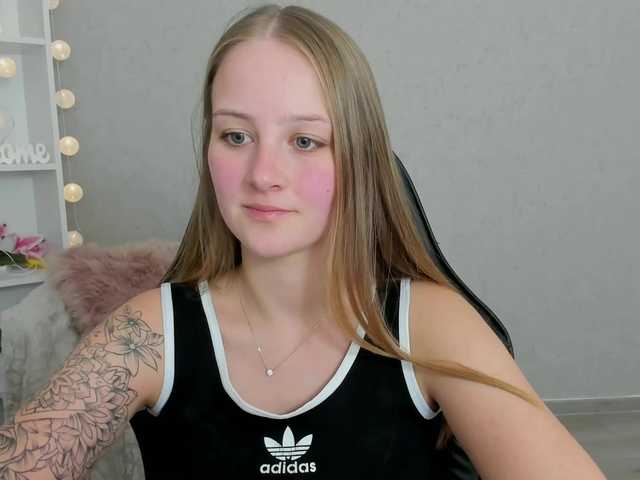 Nuotraukos ElsaJean18 welcome here guys in my room lets have fun more #teen #lovense #18 #dildo #squirt