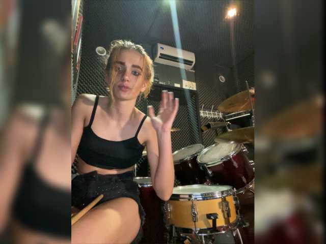 Nuotraukos EmmylieMorris I'm in music studio today*-* And I'm really sorry if its lagging a bit...Pleqase tip 5 tk^-^ Write in FREE CHAT^-^I really love 5 tk UH(Ultra High) vibration *_*