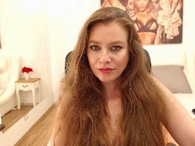 Nuotraukos ErikaSimpson flash tits100,flash pussy 150,flash ass 150,play whit pussy 300,all naked 500,play all naked 800 open cam 50tkn.