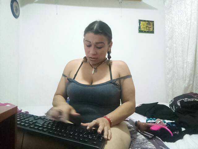 Nuotraukos Fasttmilkx Welcome to my room make me come rich lovence more tokens more vibration