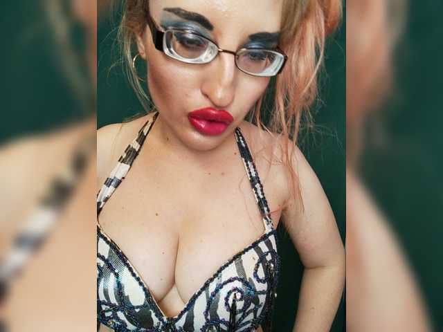 Nuotraukos findomgoaldigger #mistress #goddess #worshp #bdsm #biglips