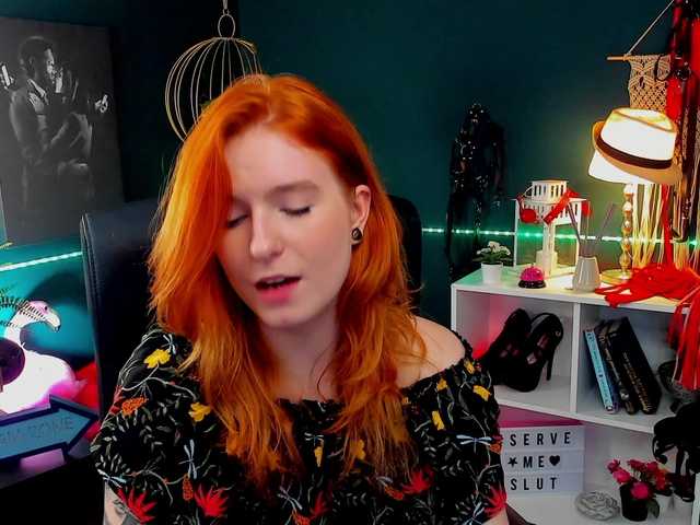 Nuotraukos GigixCHARM Hi loves! #redhead #mistress #joi #cei #sph #cuckold #cbt #tease #buzz #rate Ask me for open mic! X