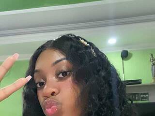 Erotinis vaizdo pokalbis Hannan-baker