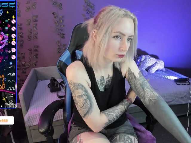 Nuotraukos HelenCarter lets play hehe :D tip menu and pvt open! #tattoo #blond #ohmibod #anal #french
