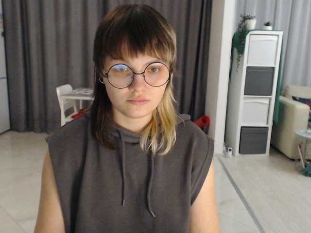 Nuotraukos KellyDream Hi, Lovense works from 2 tc and I also ask you not to drop tips in private messages)