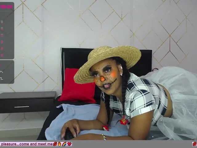 Nuotraukos KiraMonroe Trick or treat should I say blowjob and trick? come into my living room for a very special Halloween! The candy will surprise you. #Ebony #sex # horny #youngirl #sex #wet