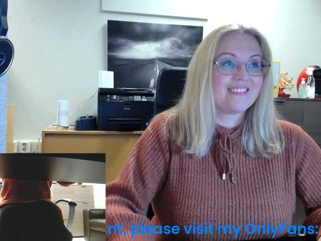 Nuotraukos KristinaKesh At the office. Lush ON! Privats welcome!!! 101 tok before pvt! Tips only in public chat matter:) Lush reactiong from 3 tok.