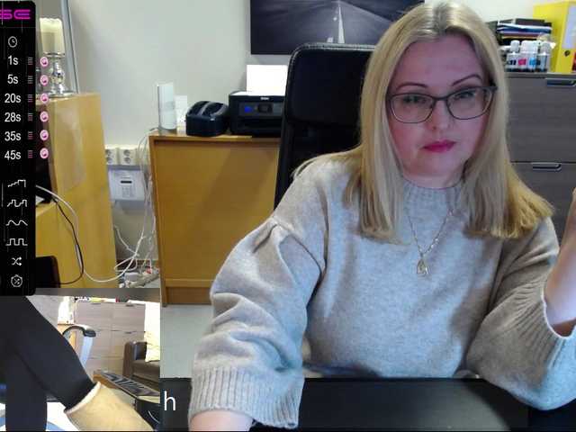 Nuotraukos KristinaKesh At the office. Lush ON! Privats welcome!!! 150 tok before pvt! Tips only in public chat matter:) Lush reactiong from 3 tok.