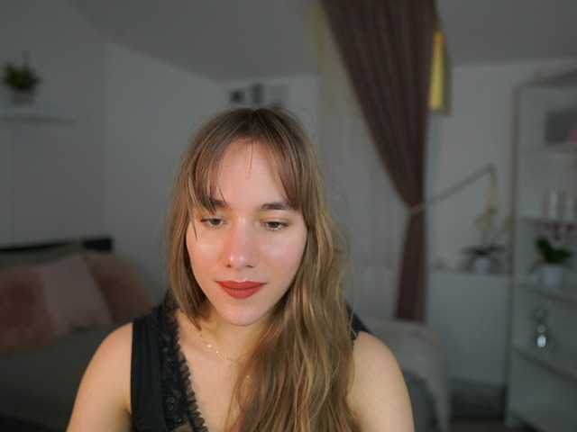 Nuotraukos LeahGotti18 heyyy :) welcome to my room! if u want to see me dance & be naughty join me ;) #bigass #blonde #boobs #ass #young