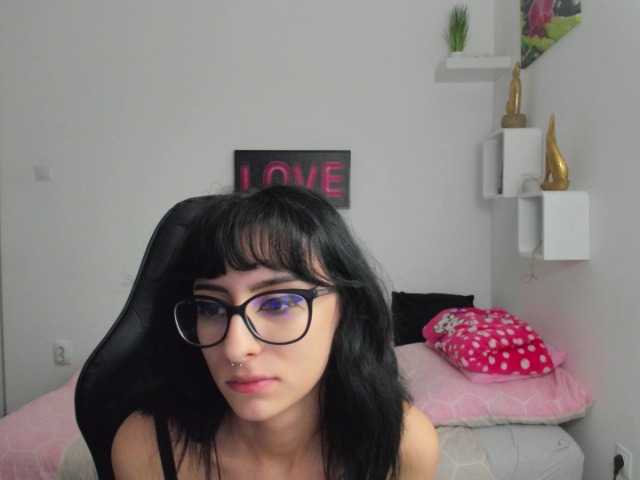 Nuotraukos LeighDarby18 hey guys, #cum join me #hot show and find out if u can make me #naked #skinny #glasses