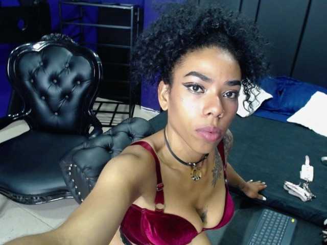 Nuotraukos Lesly-Queen im a girl BDSM and i can complace u come on