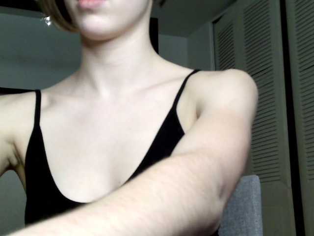 Nuotraukos Lilbillie sexy petite 18 year old SLUT horny and trying to cum