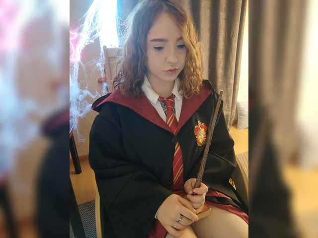 Nuotraukos LittleDelora Welcome to my Hogwarts, this Halloween I will be dressed as Hermione with a wand that shoots fire. Come in and we’ll learn spells together) P.S. I’m only a 1st year student @total countdown @sofar collected @remain left until the show starts!