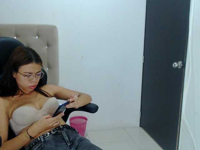 Nuotraukos meavexox SHOW OILBODYguys welcome to my living room. I am a very naughty girl with milk on my tits and squirt in my pussy