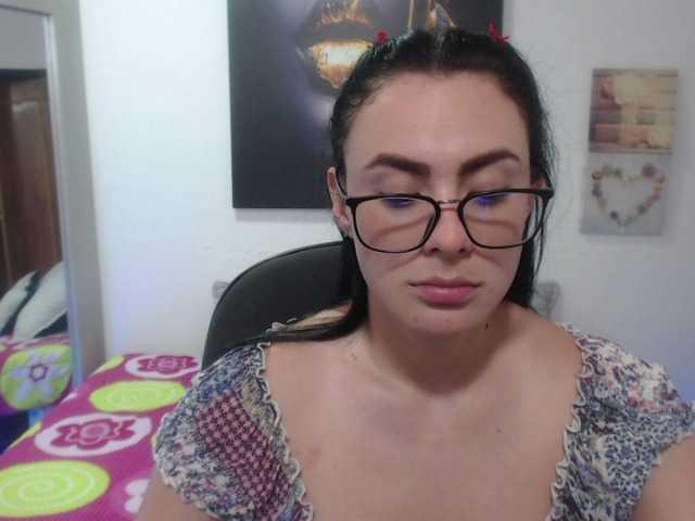 Nuotraukos MeganEiffel I have a vibrator in my pussy that vibrates with tokens