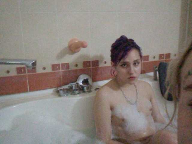 Nuotraukos Meow-sinner relax with girlfriend in bothroom