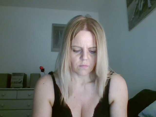 Nuotraukos MilfSusanna If you wanna play, join me up in pvt and lets;) i love to dance;) and play...