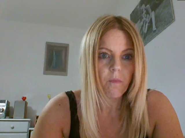 Nuotraukos MilfSusanna If you wanna play, join me up in pvt and lets;) i love to dance;) and play...