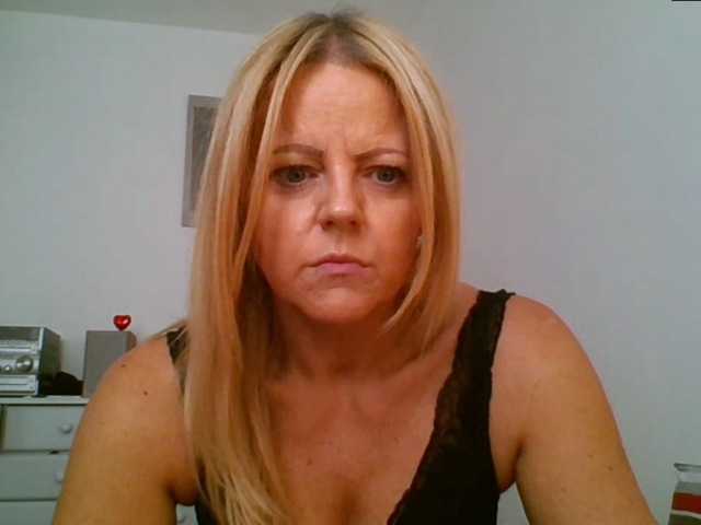 Nuotraukos MilfSusanna If you wanna play, join me up in pvt and lets;)i love to dance;) and play...