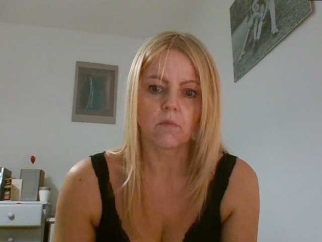 Nuotraukos MilfSusanna If you wanna play, join me up in pvt and lets;)i love to dance;) and play...