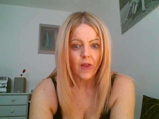 Nuotraukos MilfSusanna If you wanna play, join me up in pvt and lets;)i love to dance;) and play...