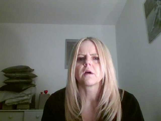 Nuotraukos MilfSusanna If you wanna play, join me up in pvt and lets;)i love to dance;) and play...